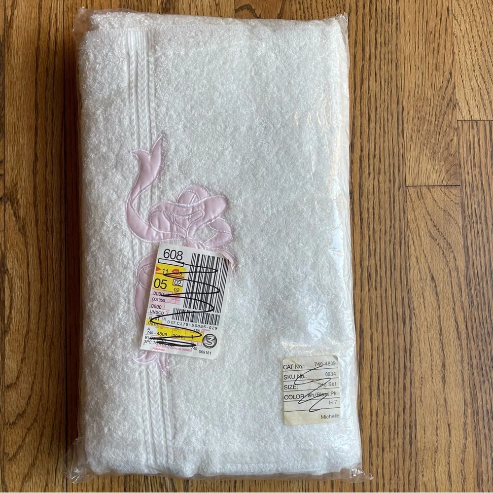 Abouchar White 100% Cotton Towel Set with Pink Embroidered Bow Appliques